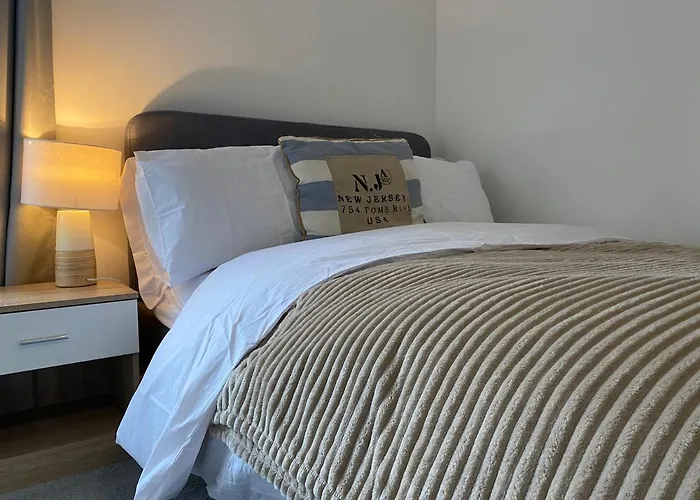 Spacious Flat In Central Street